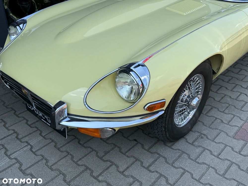 Jaguar E-Type - 12