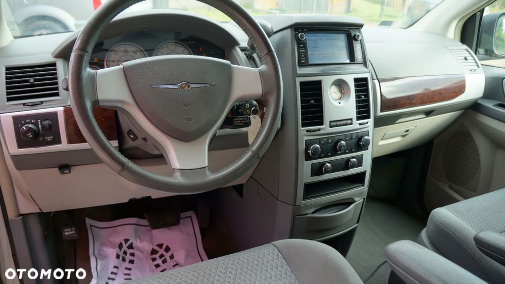 Chrysler Town & Country - 8