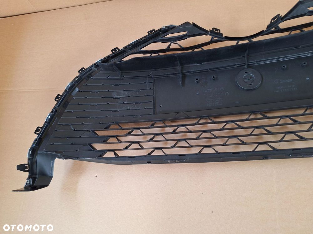 TOYOTA YARIS III LIFT 14-17 KRATKA ATRAPA ŚRODKOWA ZDERZAKA PRZÓD+CHROMY ORYG. TOYOTA 53102-0D060 / 53112-0D410 WYSYŁKA - 14