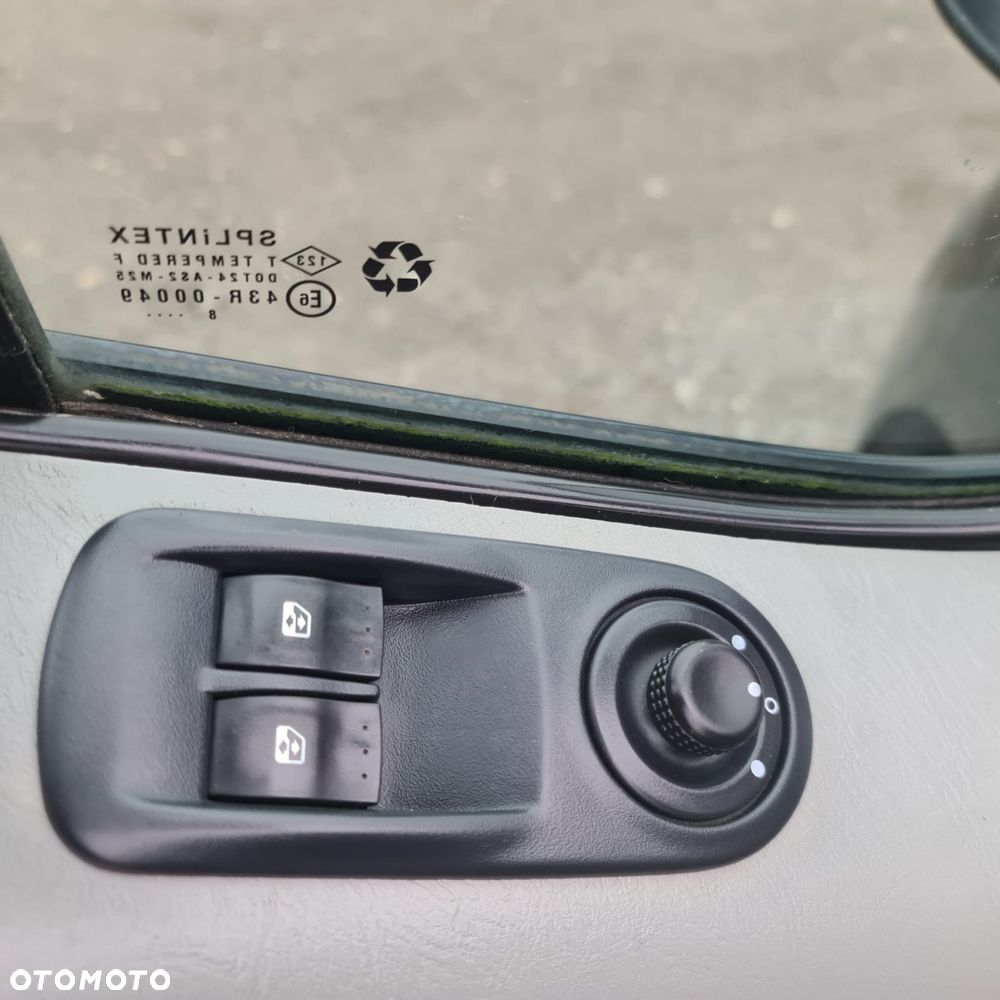 Opel VIVARO 6-OSOBOWY - 16