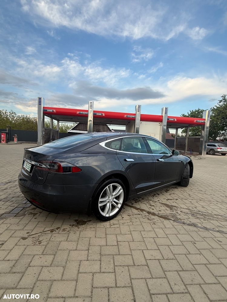 Tesla Model S - 5