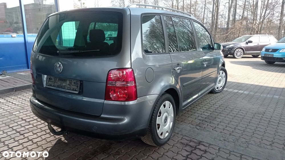 Volkswagen Touran 1.6 FSI Trendline - 12