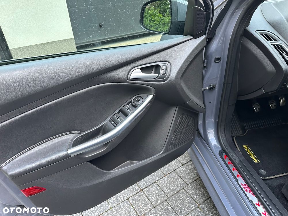 Ford Focus 2.0 TDCi ST mit Leder-Sport-Paket - 10