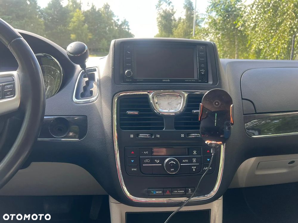 Chrysler Town & Country 3.6 Limited - 13