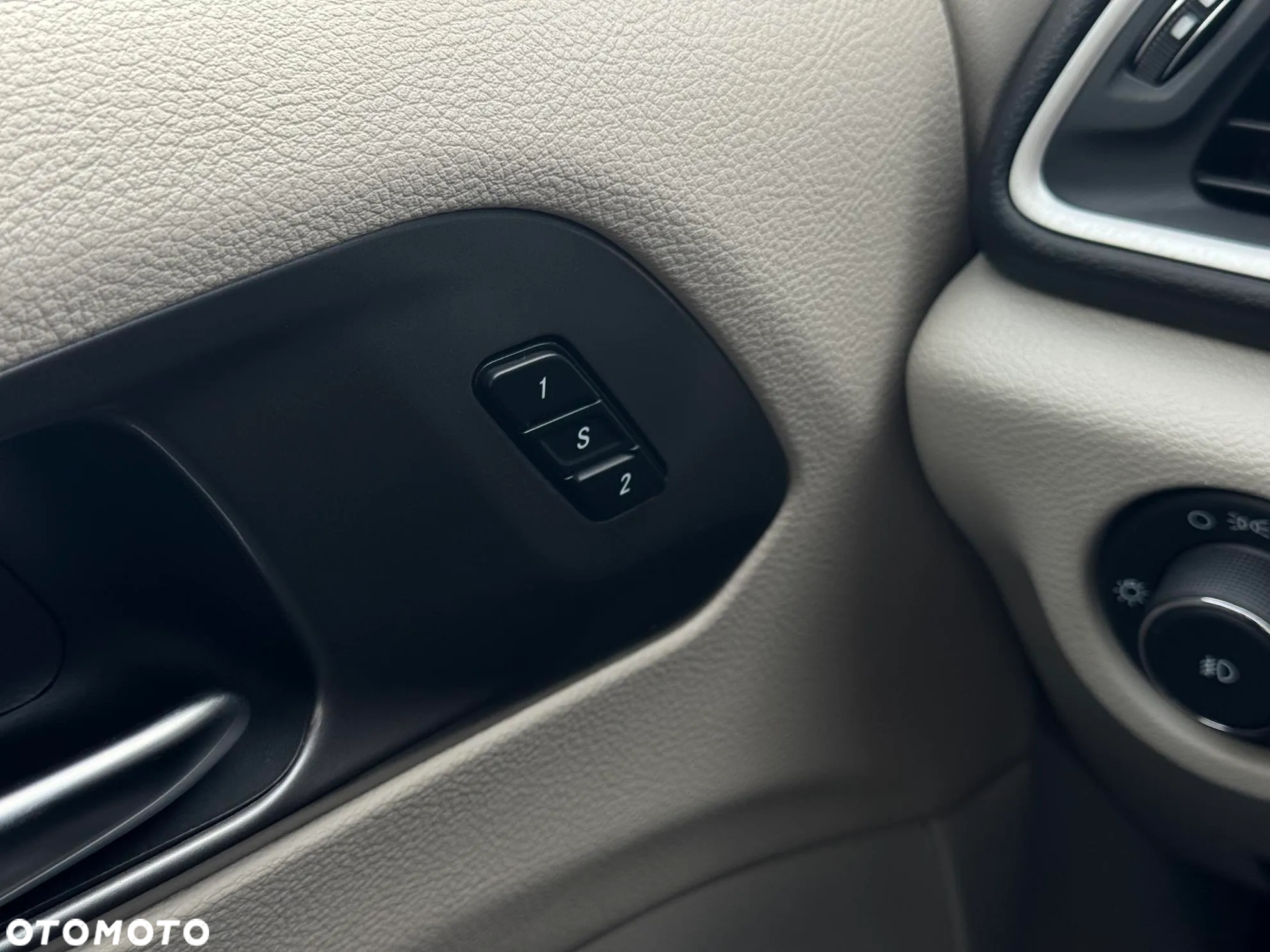 Chrysler Pacifica - 25