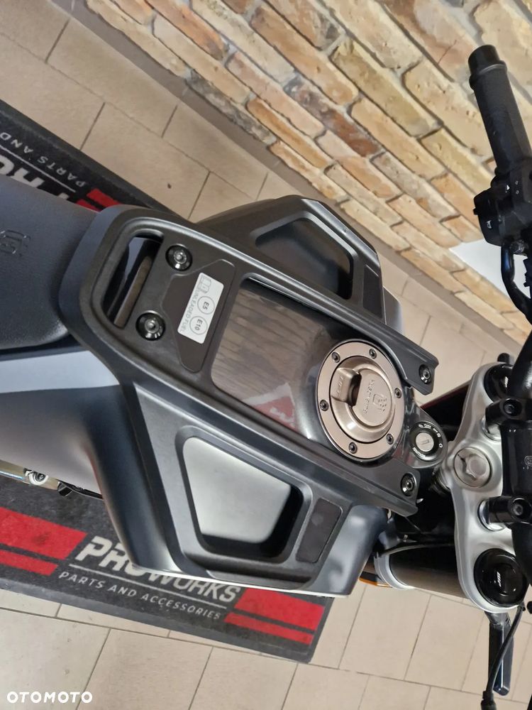 Husqvarna Svartpilen - 16