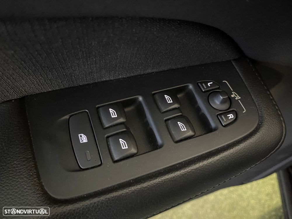 Volvo V60 2.0 D3 Momentum Geartronic - 29