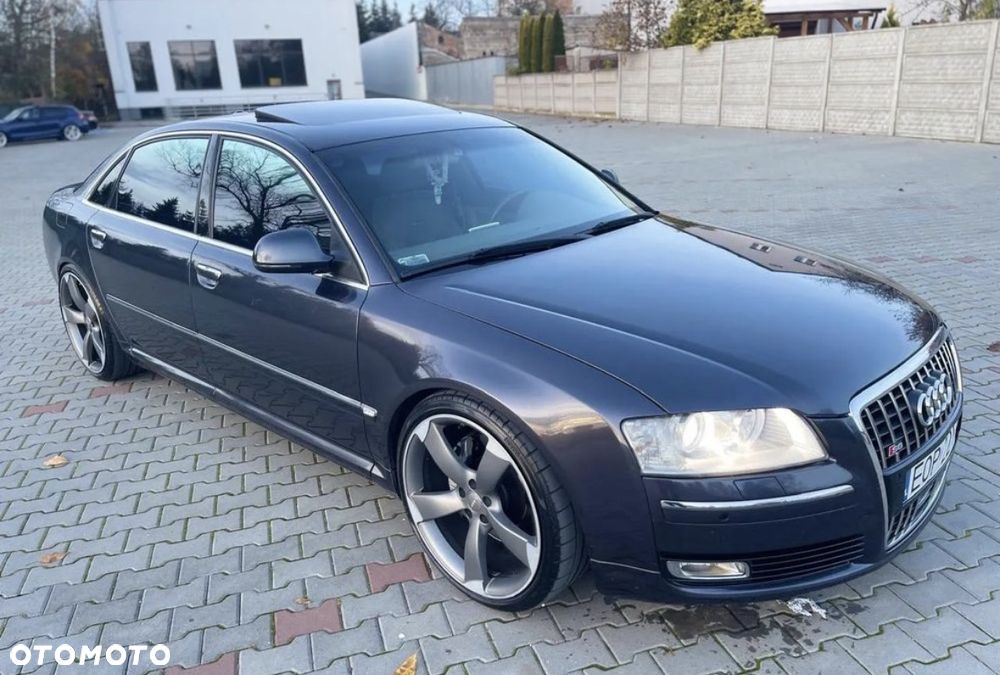 Audi A8 4.2 L Quattro - 2