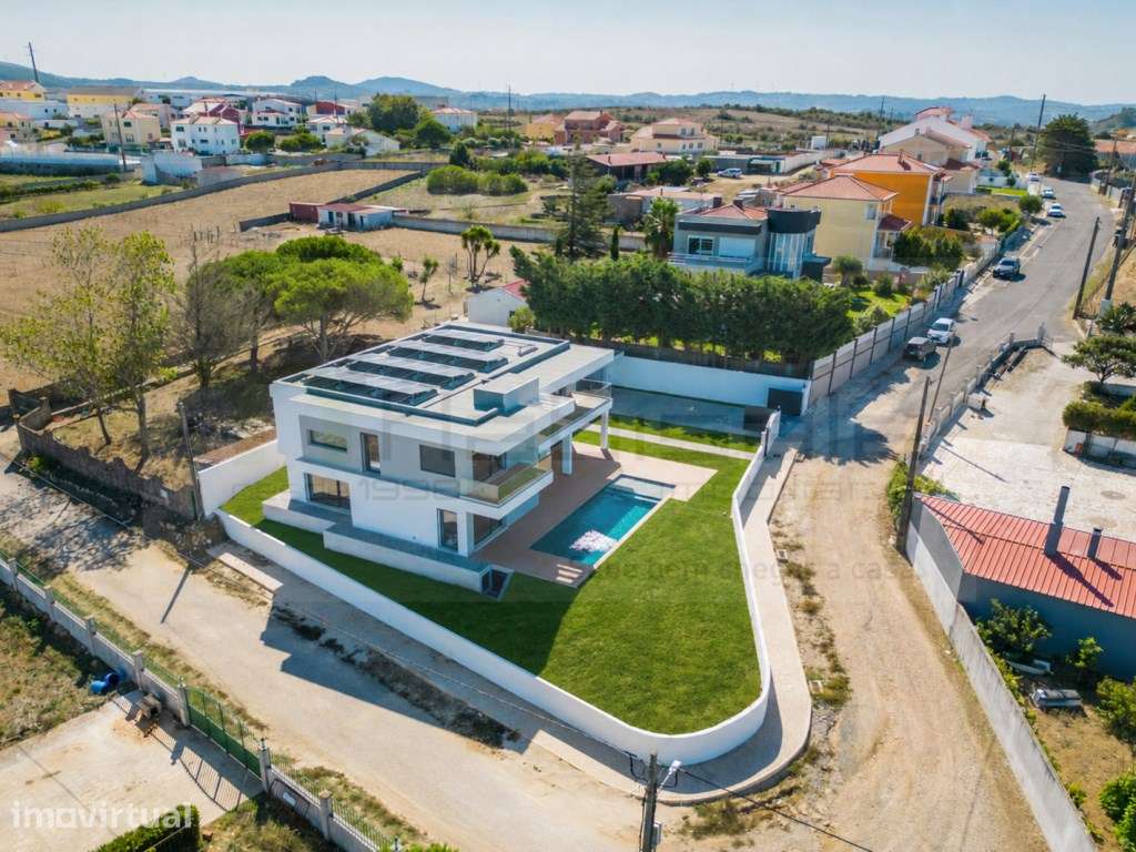 Conforto, inovação e privacidade numa residência única em Igreja No... - Grande imagem: 3/59