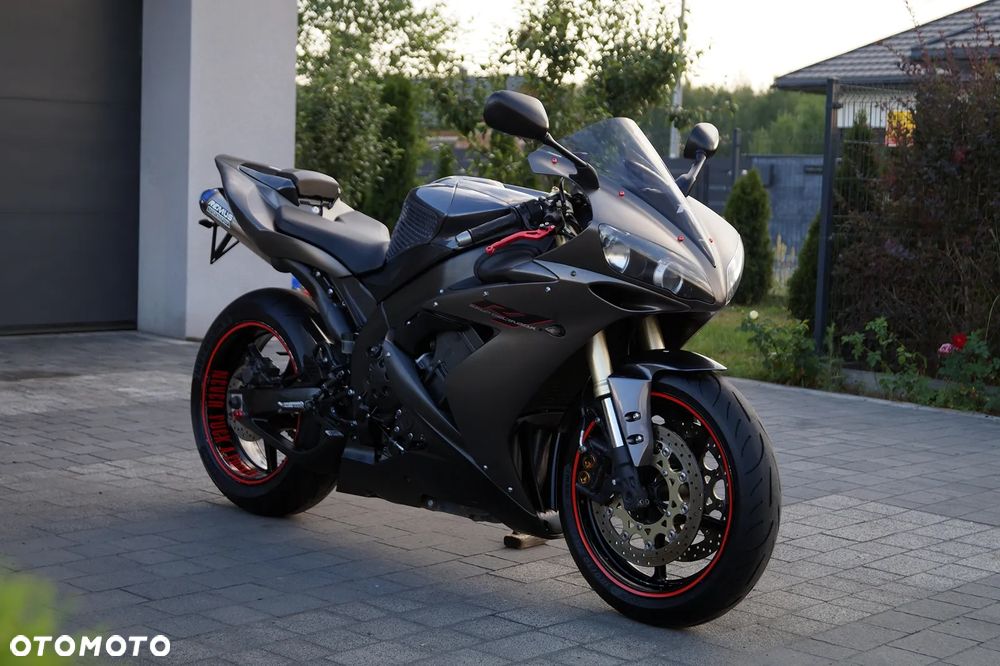 Yamaha R1 - 4