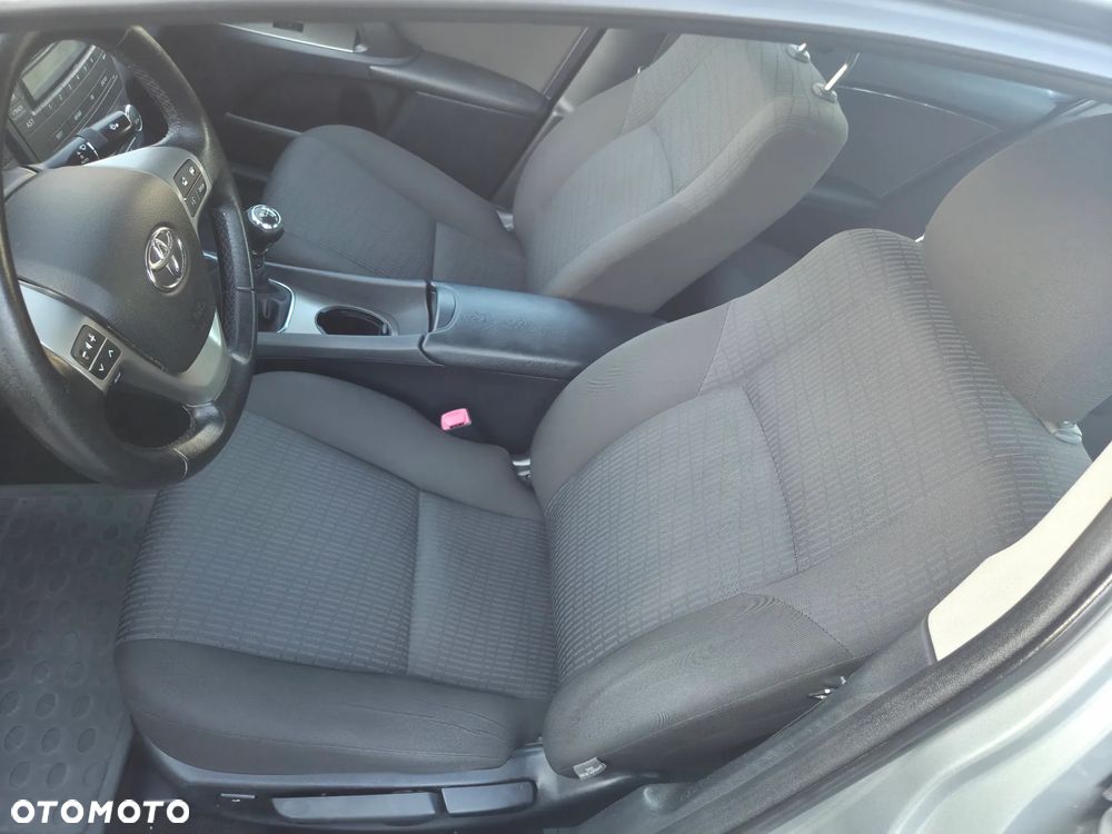 Toyota Avensis 1.8 Active - 11
