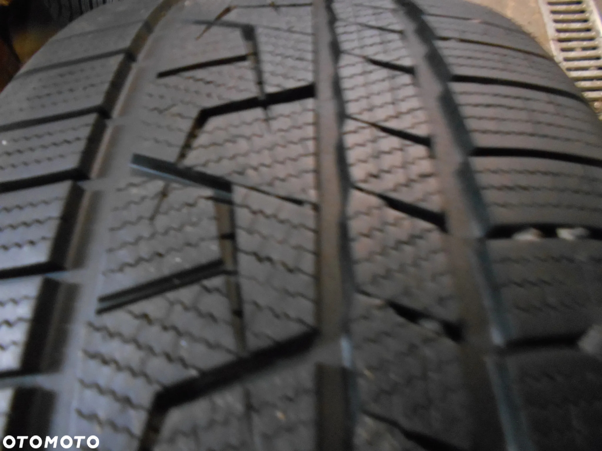 OPONA POJEDYNKA 245/40R19 APLUS A 702 DOT 2322 8.4MM - 2