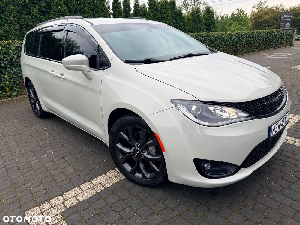 Chrysler Pacifica - 1