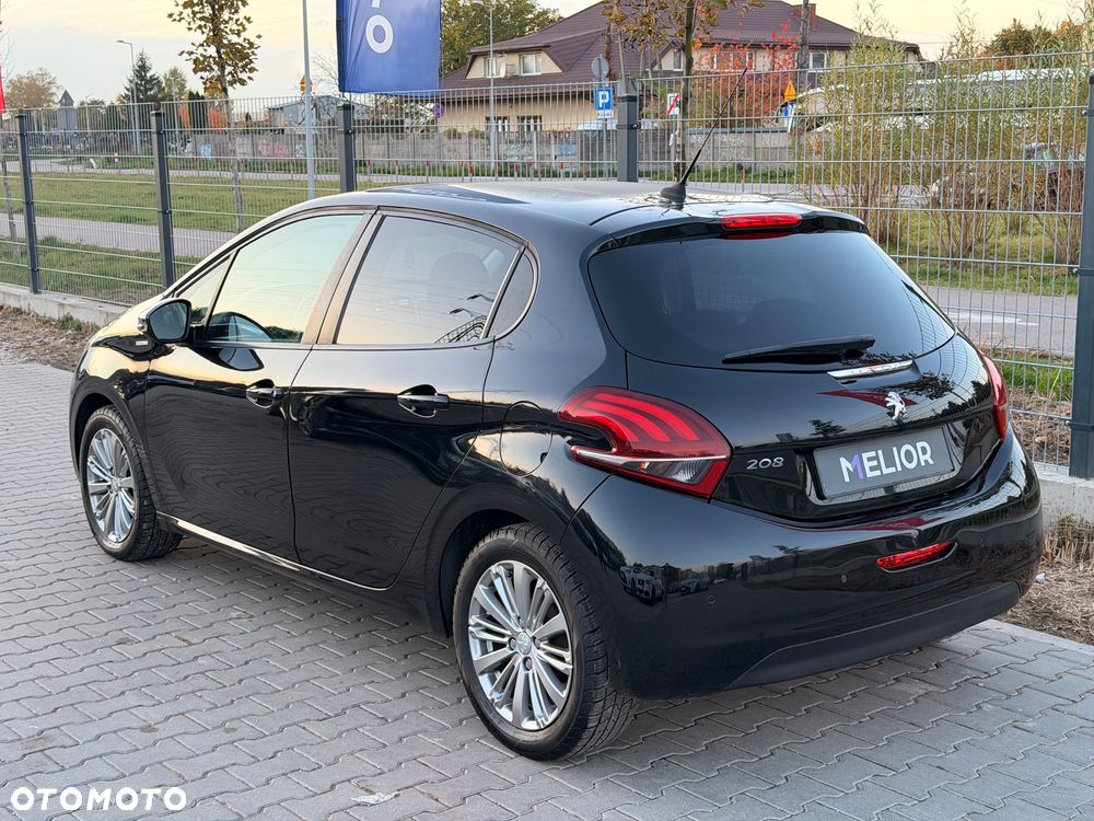 Peugeot 208 - 8