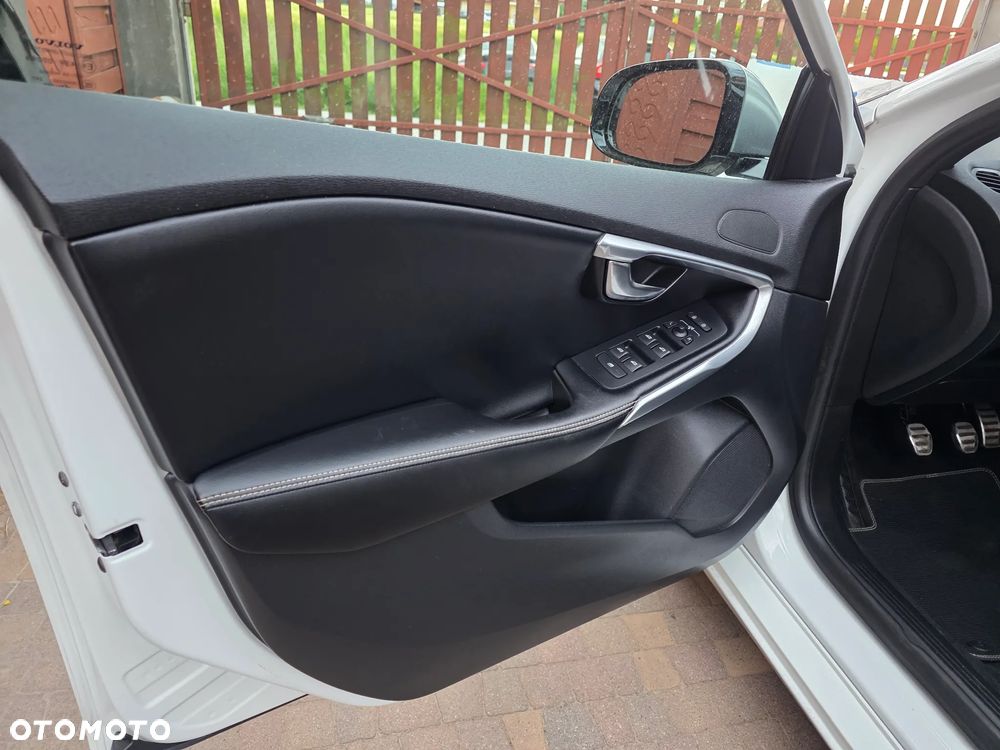 Volvo V40 D2 R Design - 18