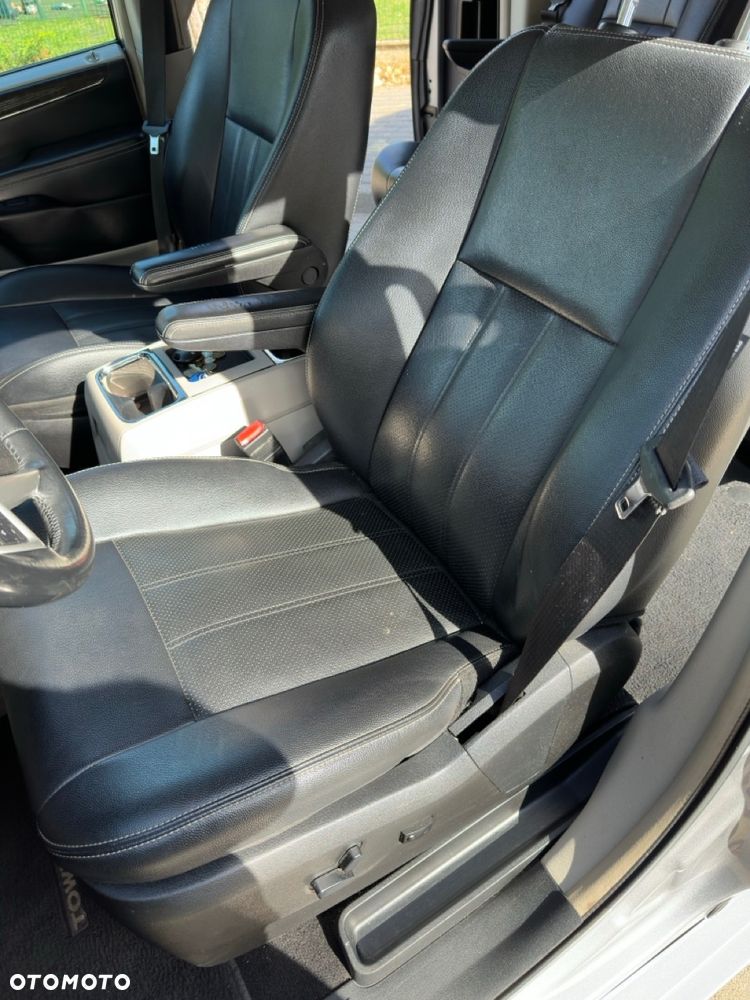 Chrysler Town & Country - 7