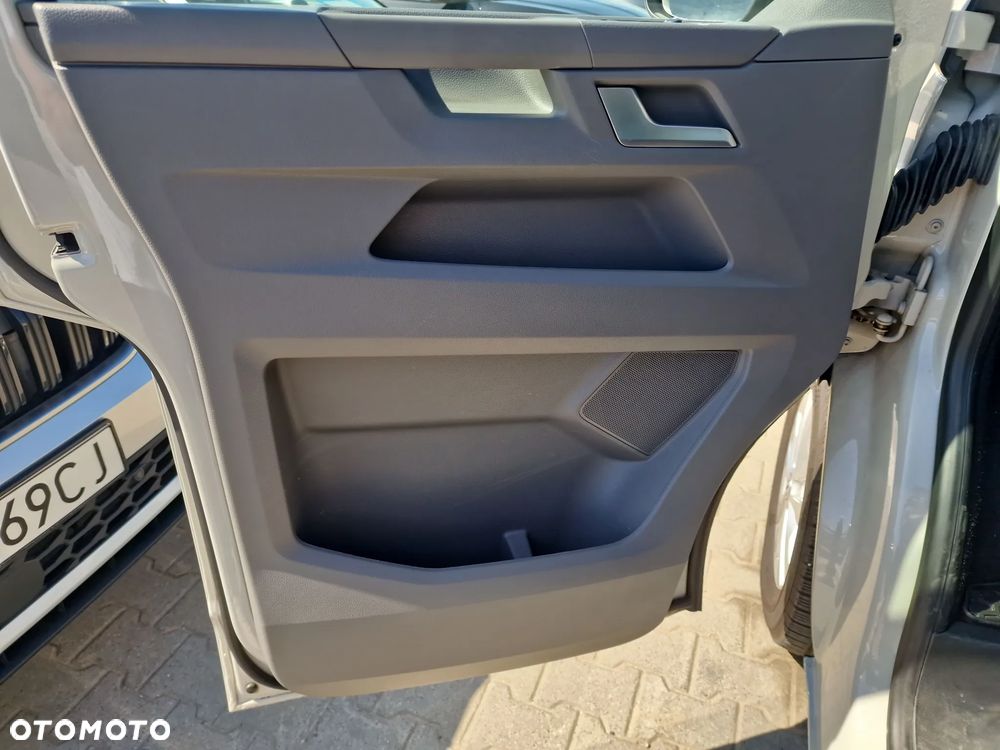 Volkswagen Caravelle - 11