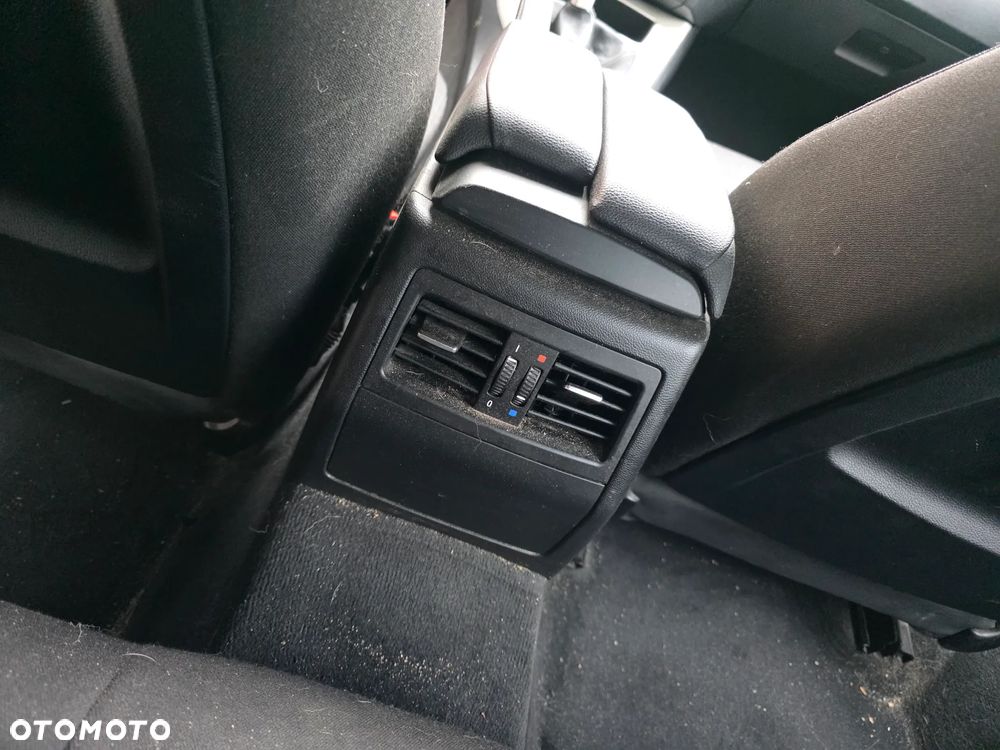 BMW Seria 3 318d Sport Line - 37