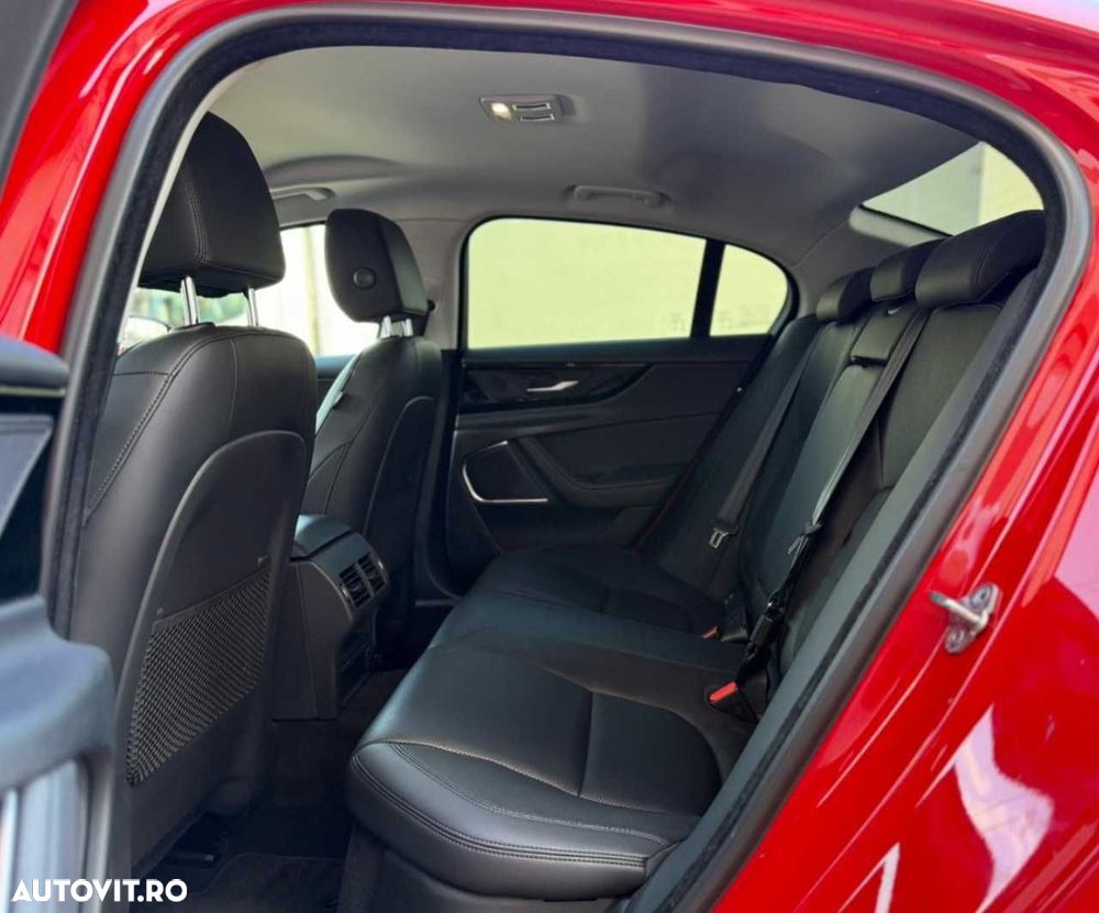 Jaguar XE D200 RWD MHEV R-Dynamic S - 17