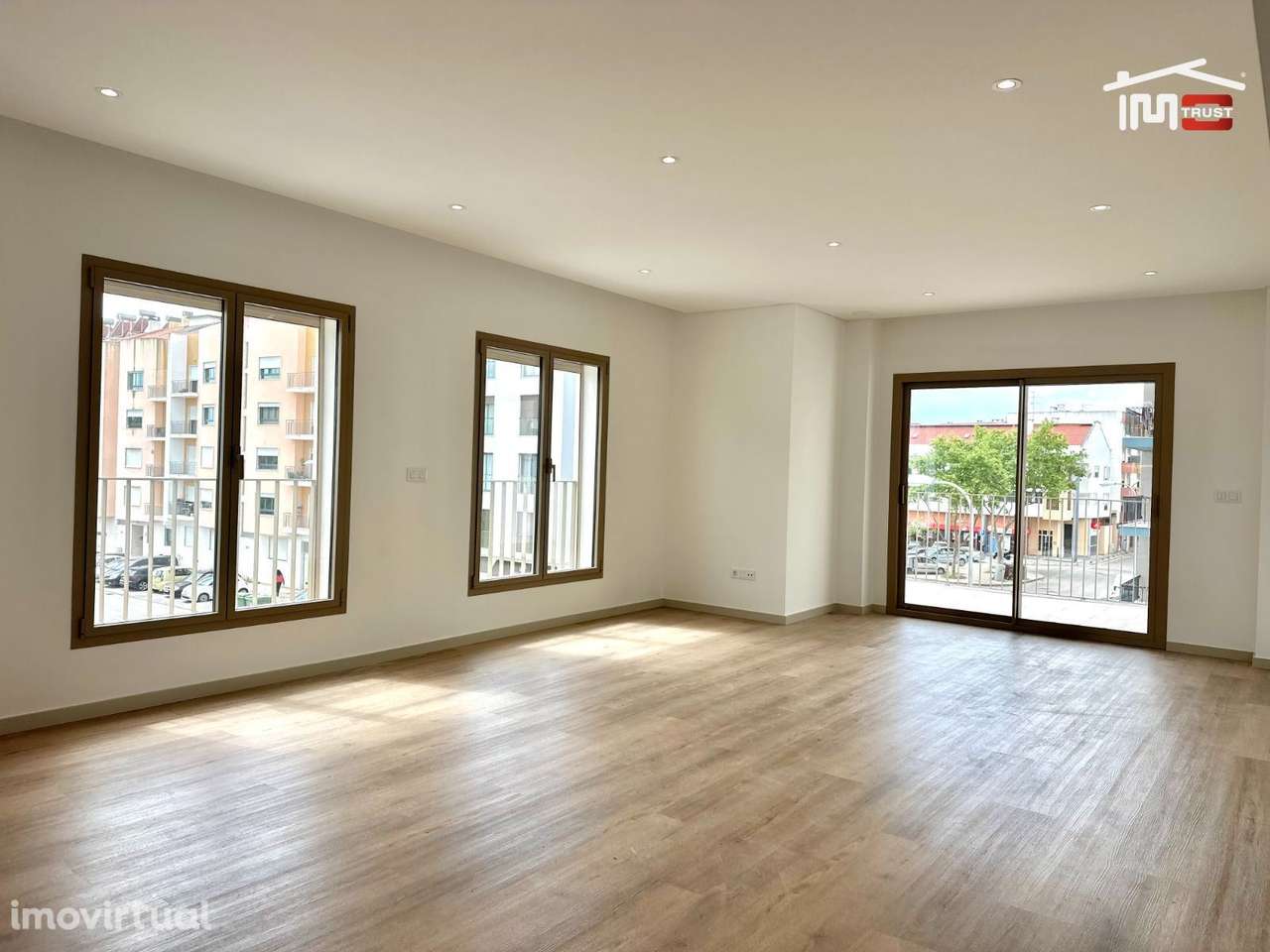 Apartamento T2 com Parqueamento e Varandas Grandes - Grande imagem: 3/28