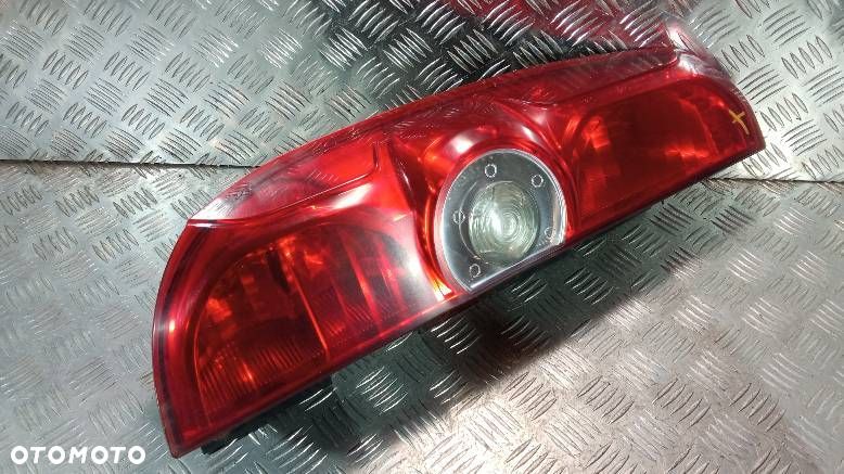 LAMPA PRAWA TYLNA FIAT DOBLO 2 - 1
