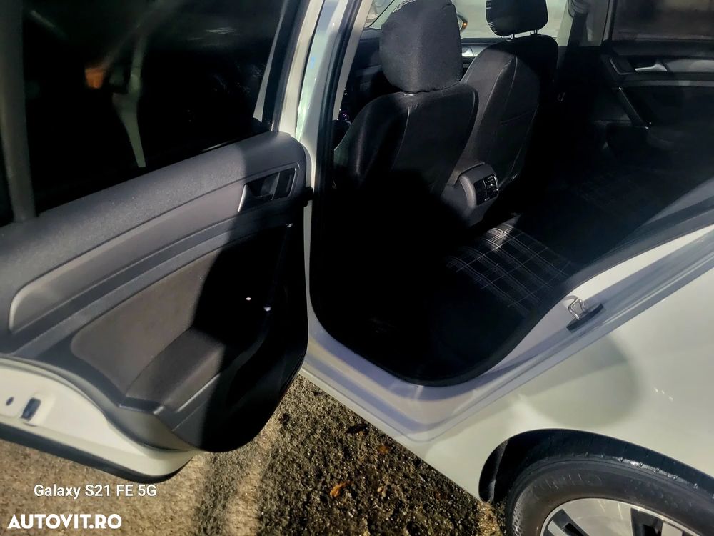 Volkswagen e-Golf - 12