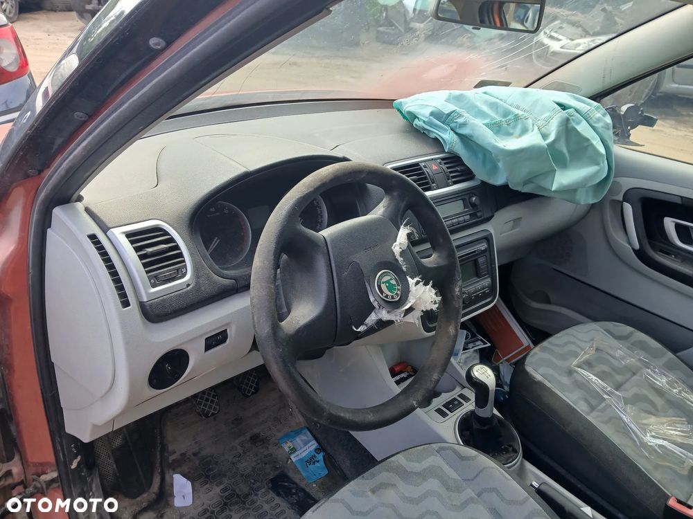 skoda fabia II fotel fotele kanapa deska kokpit podsufitka boczek boczki klamka podłokietnik licznik - 3