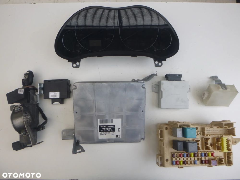 Toyota Avensis T25 2,2 D-4D sterownik 89661-05821 - 1