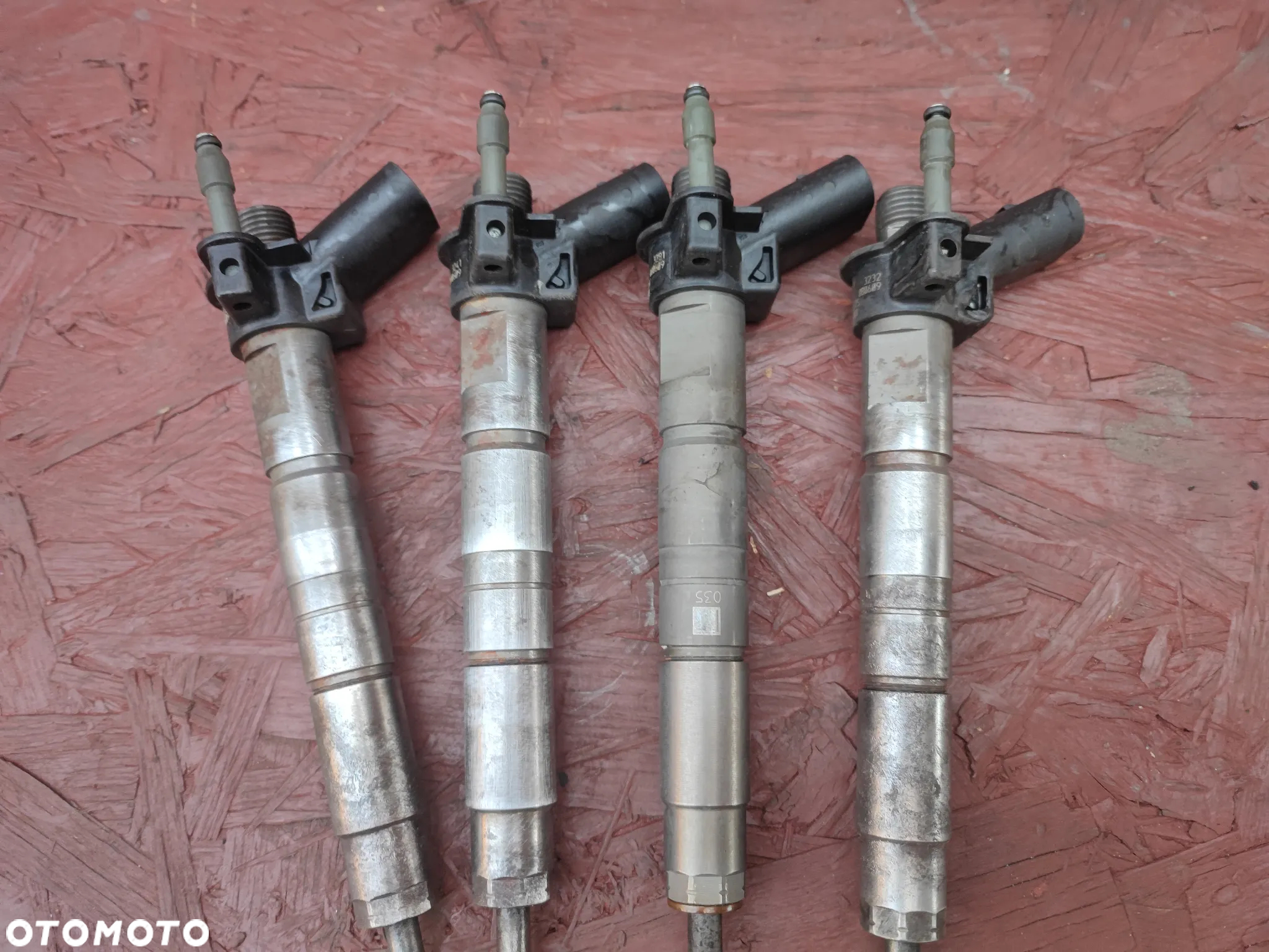 BMW E60LCI / E81 / E82 / E88 / E87 / E90 / E91LCI / E92 / E93 ORYGINALNY WTRYSKIWACZ PALIWA PIEZO / WTRYSKI KOMPLET 4 SZTUKI PIEZO-ELEKTRYCZNYCH DO SILNIKÓW GAMY N47D20 177KM DIESLA O NR. 13 53 7 797 877 - 05 ( 60 ) SPRAWNE W 100% - 2