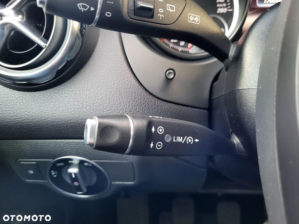 Mercedes-Benz GLA 180 Urban - 23