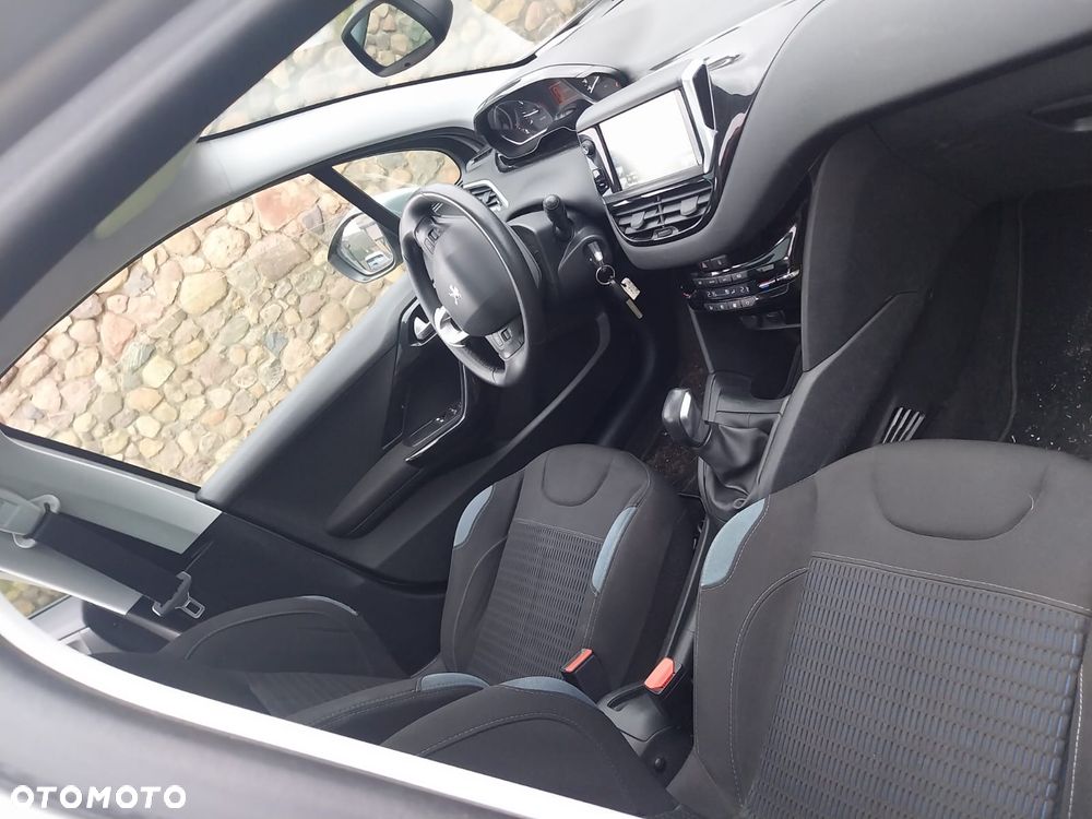 Peugeot 208 - 25