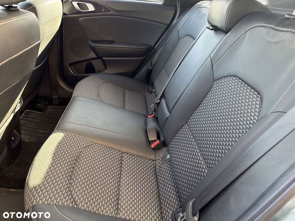Kia Ceed - 16