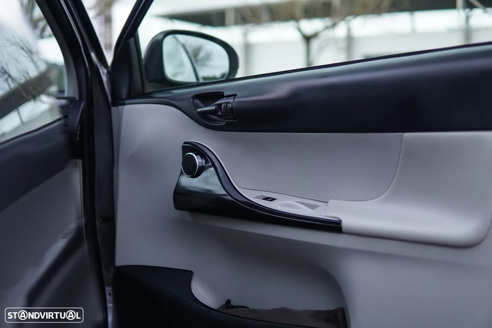 Toyota iQ 1.0 VVT-i 2 MultiDrive EP+NAVI+Bluetooth - 26