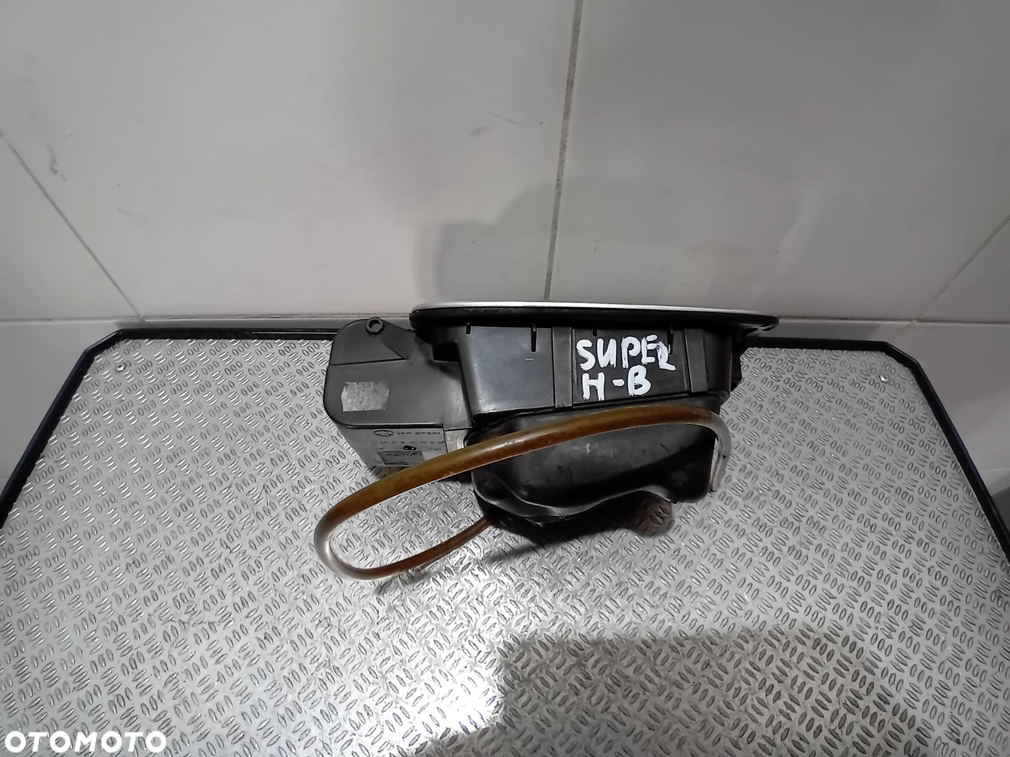 klapki wlewu paliwa Skoda Superb II HB 2010 srebrna 3T5809857B - 3