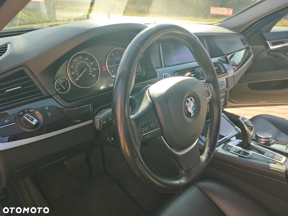 BMW Seria 5 528i Luxury Line - 30