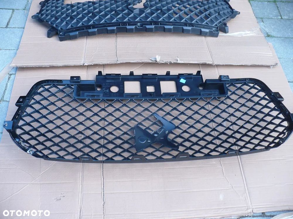 DS7 DS 7 x74 CROSSBACK ATRAPA GRIL CZARNY POLYSK 9820885677 - 9