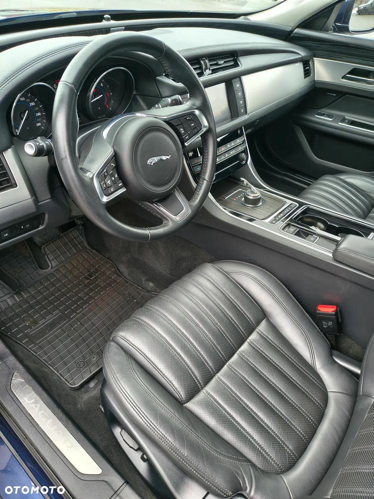 Jaguar XF 25d AWD Portfolio - 12