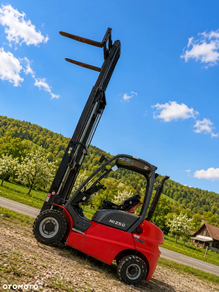 Manitou MI25D Wózek Widłowy 2,5 tony. Posuw Hydrauliczny. Maszt triplex. Wolny skok! Wysokość Podnoszenia 5 metrów. Jak nowy z Salonu. Pochodzi z Norweskiego Gospodarstwa! Aktualne przeglądy DEKRA i serwisy! Opony jak Nowe. Silnik Yanmar. Małe gabarety bardzo zwrotna maszyna! Zero luzów wycieków i zniszczeń. OKAZJA. Pełny ORYGINAŁ! Rok Prod. 2014. Niski przebieg 3300mtg - 30
