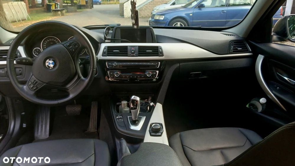 BMW Seria 3 320i xDrive Edition M Sport Shadow - 7