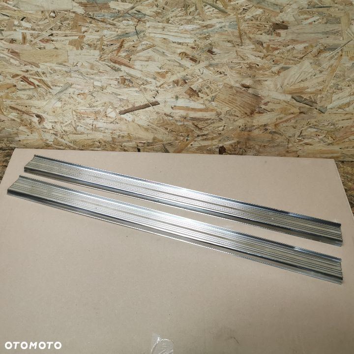 BMW E24 635CSI EUROPA  LISTWA OSŁONNA PRAWA/LEWA CHROMOWANA PROGU NR. 51131843752 OEM - 4