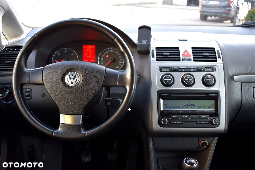 Volkswagen Touran 2.0 TDI DPF Highline - 24