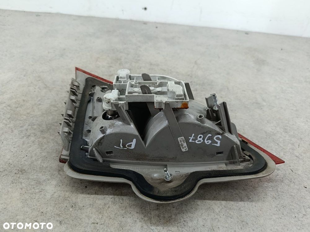 LAMPA TYLNA PRAWA W KLAPE FORD MONDEO MK4 7S71-13A602-B KOMBI - 4