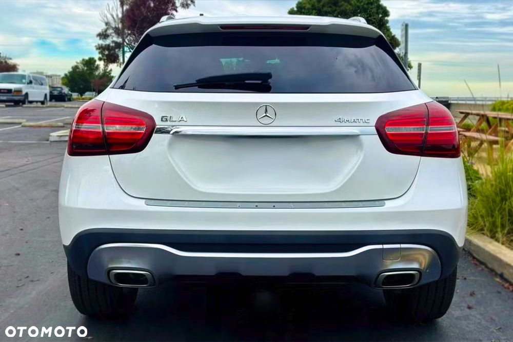 Mercedes-Benz GLA - 4