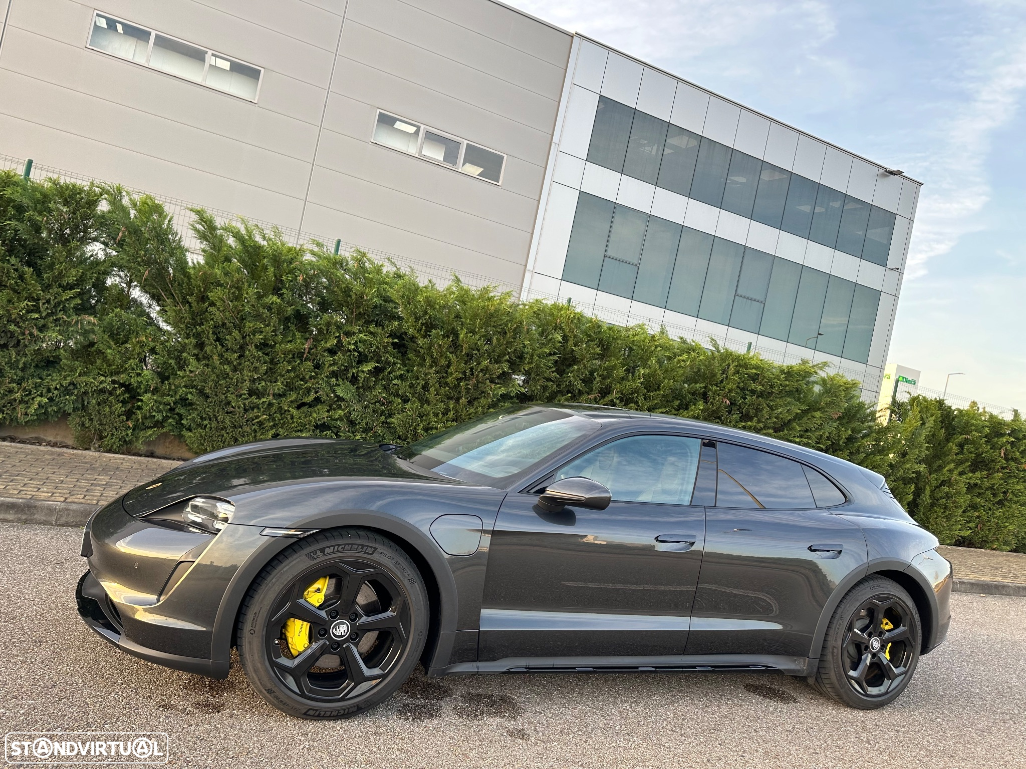 Porsche Taycan Cross Turismo 4 - 7