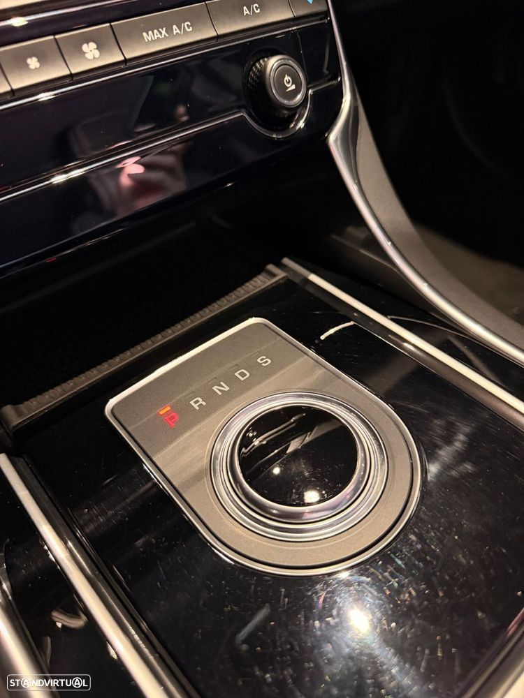 Jaguar XE 2.0 D R-Dynamic S - 33