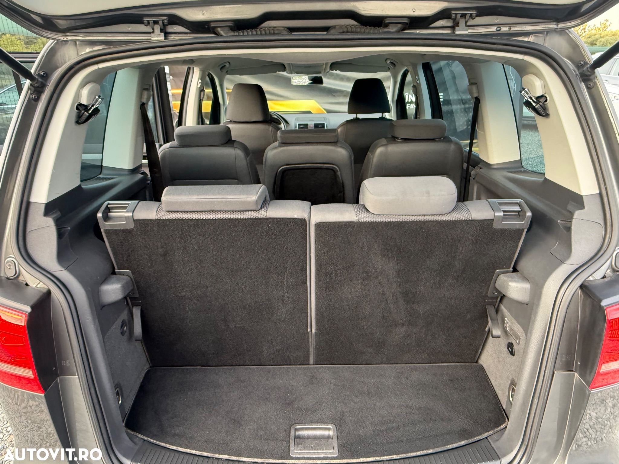 Volkswagen Touran 1.6 TDI BlueMotion Technology Comfortline - 15