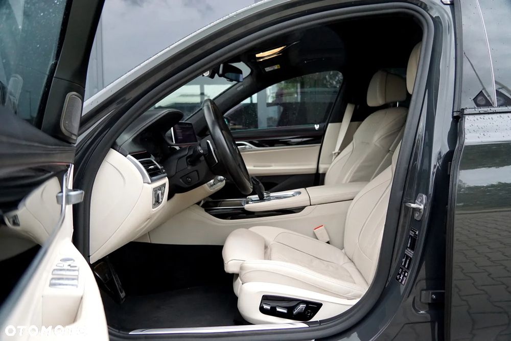BMW Seria 7 750i xDrive sport - 12