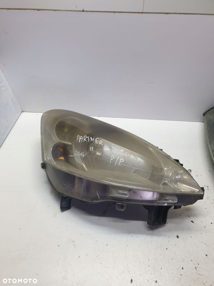 REFLEKTOR LAMPA PRZEDNIA PRAWA PRZÓD PRAWY EU PEUGEOT PARTNER II 2011 ROK - 1