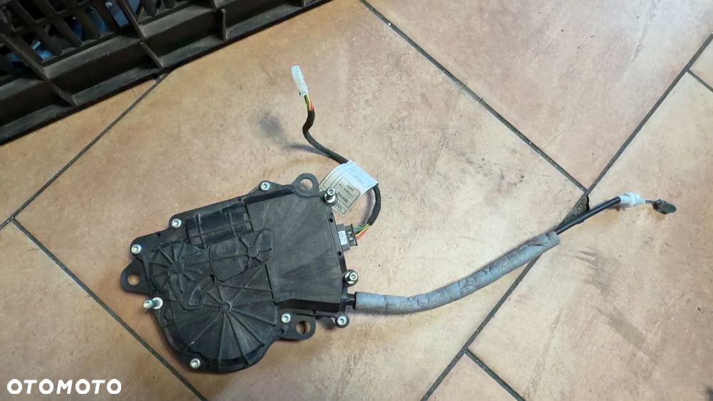 ZAMEK KLAPY BAGAŻNIKA DOCIĄG BMW X1 F48 7374006 - 2