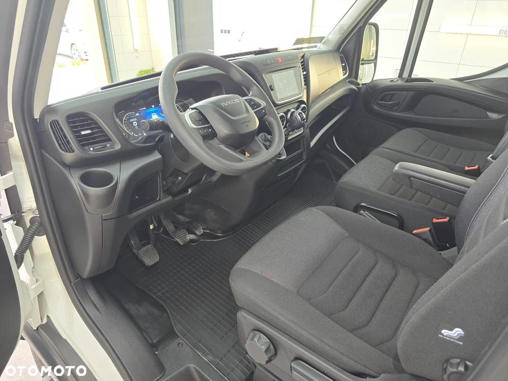 Iveco DAILY 35C16 / 50C16 KONTENER 8PALET WINDA DHOLLANDIA 750Kg 41Tyś km SERWIS ASO IVECO DO OSTATNIEGO Km STAN NOWY NOWY NOWY NA GWARANCJI BOGATA OPCJA WYPOSAŻENIA ASYSTENTY KIEROWCY TEMPOMAT KLIMA KAMERA COFANIA FOTEL KIEROWCY PNEŁMATYCZNY - 28
